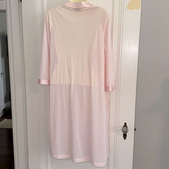 Vanity Fair Pink Nylon Short Robe  with 3/4 sleeves with Floral embellishments - Picture 6 of 8